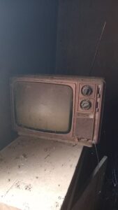 A vintage TV set, the altar of 80s Saturday mornings