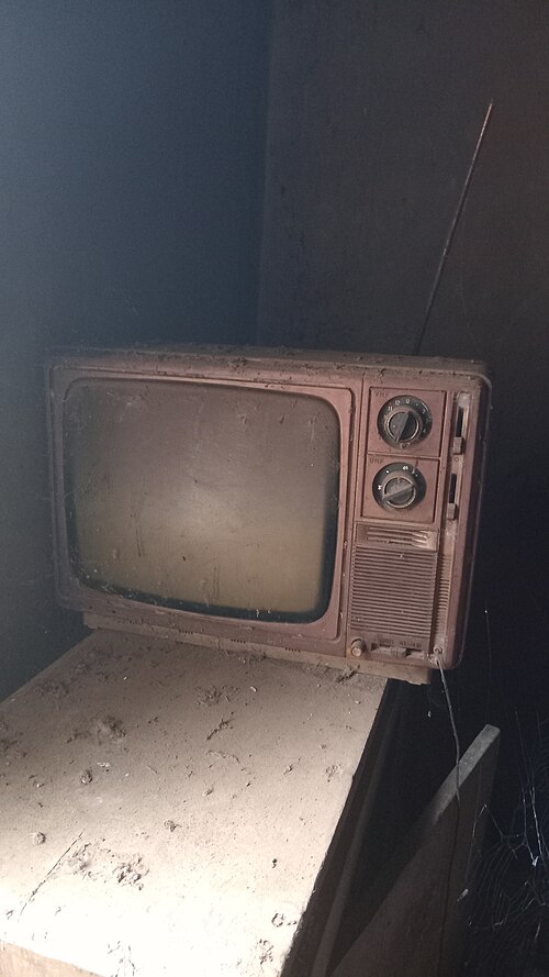 A vintage TV set, the altar of 80s Saturday mornings
