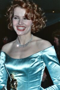 Geena Davis holding an Oscar statuette at the 1989 Academy Awards